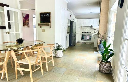 Un lugar para sentarse en Secluded Villa with Lush Gardens, Spa and Fireplace