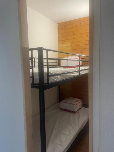 Cette chambre dispose de lits superposés et de 2 lits superposés. dans l'établissement Hameau 3 103 - SPA & PISCINE appartement, à Orelle