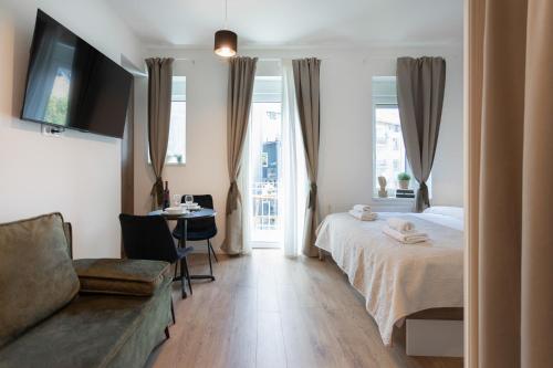 une chambre avec un lit, un canapé et une table dans l'établissement Design Park Residence - StayFLOK, à Gornji Grad