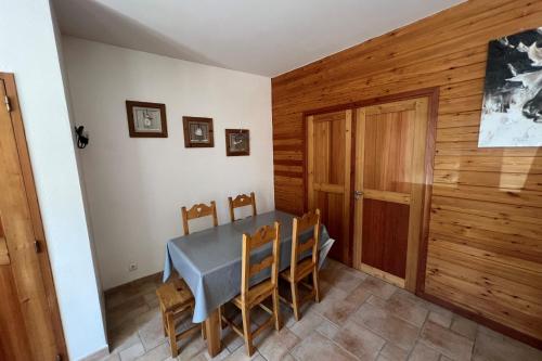 une salle à manger avec une table et des chaises bleues dans l'établissement T2 apartment with parking, à La Salle Les Alpes