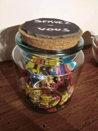 un pot de verre rempli de différents types de biscuits dans l'établissement Maison de montagne, vallée d'Ossau, à Bielle