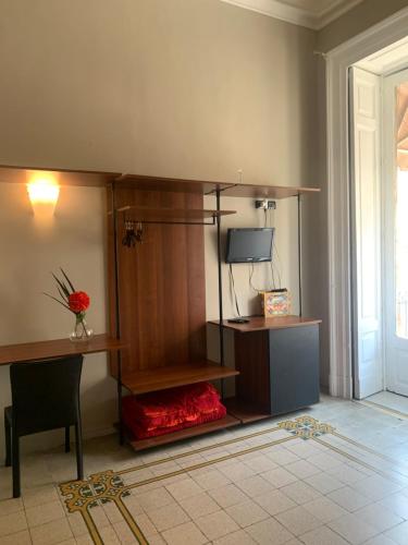 TV a/nebo společenská místnost v ubytování Santuzza Art Hotel Catania