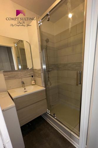 une salle de bain avec douche et lavabo dans l'établissement Logement entier studio Gentilly, à Gentilly