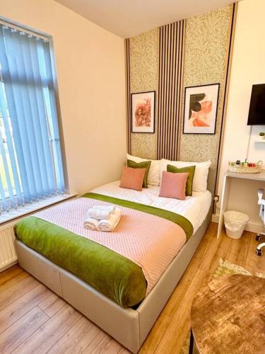 Ένα ή περισσότερα κρεβάτια σε δωμάτιο στο R3 Newly Renovated Luxury Studio in Harborne Lane by Queen Elizabeth Hospital