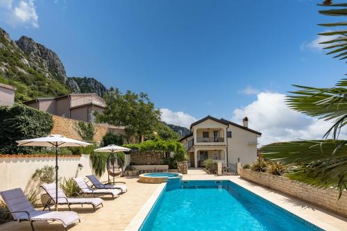 Villa Anna With Private Pool And Garden - Happy Rentals