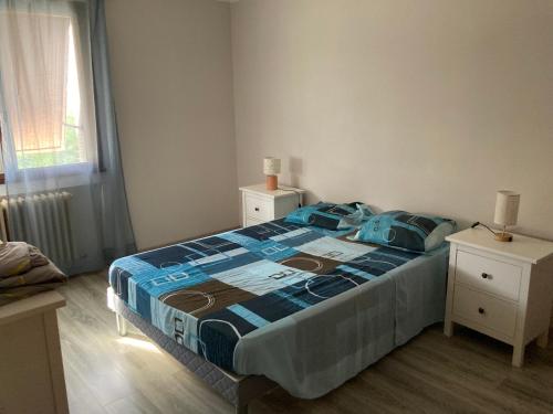 une chambre avec un lit et deux tables de nuit dans l'établissement Maison lumineuse, à Bagnols-sur-Cèze