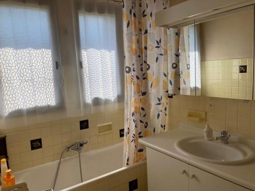 une salle de bain avec un lavabo et une baignoire dans l'établissement Maison lumineuse, à Bagnols-sur-Cèze