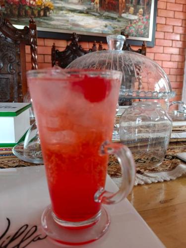 a drink in a glass mug on a table at Hospedaje Villa Eucalyptus in Nobsa