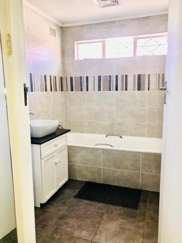 a bathroom with a bath tub and a sink at Chapman Guesthouse in Pelham