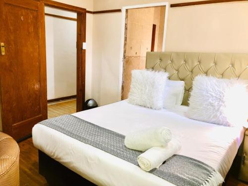 a bedroom with a bed with two towels on it at Chapman Guesthouse in Pelham