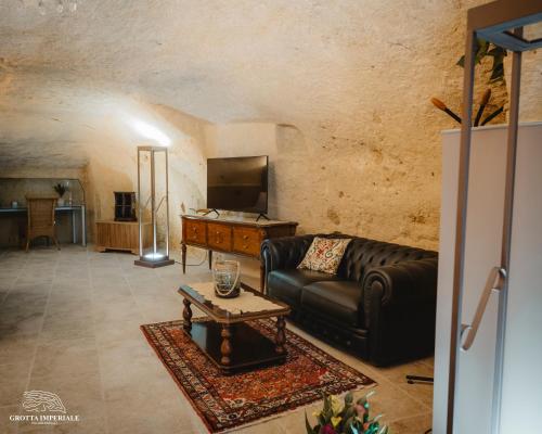 Una televisión o centro de entretenimiento en Grotta Imperiale