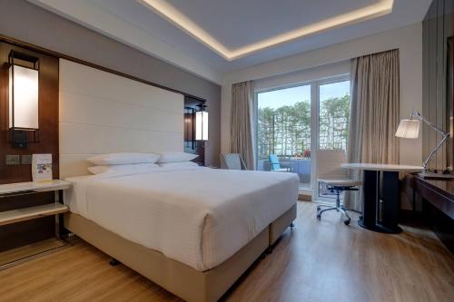 Postel nebo postele na pokoji v ubytování Courtyard by Marriott Surat