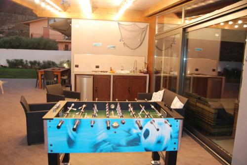 a ping pong table in the middle of a room at Villa El Secreto Luxury con piscina, sauna e idromassaggio, vicina al mare e montagna in Borgetto