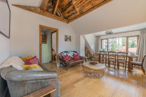 un salon avec un canapé et une table dans l'établissement Chalet Whitmoore - Argentière - Happy Rentals, à Chamonix-Mont-Blanc