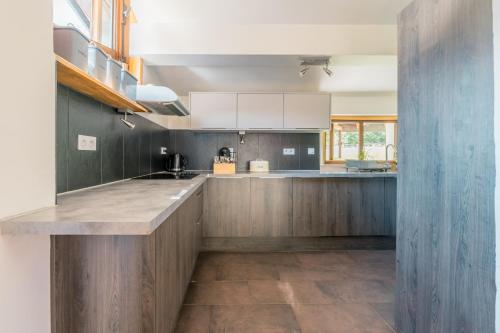 une cuisine avec des armoires en bois et un comptoir dans l'établissement Chalet Whitmoore - Argentière - Happy Rentals, à Chamonix-Mont-Blanc