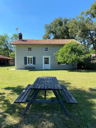 Maison typique en lisière de forêt au calme