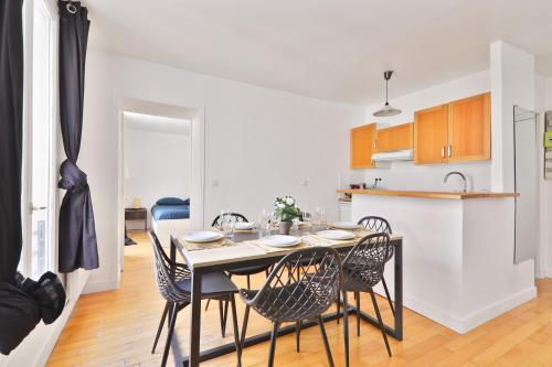 une cuisine et une salle à manger avec une table et des chaises dans l'établissement Appartement Quartier Chatelet Les Halles 2 Free Netflix, à Paris