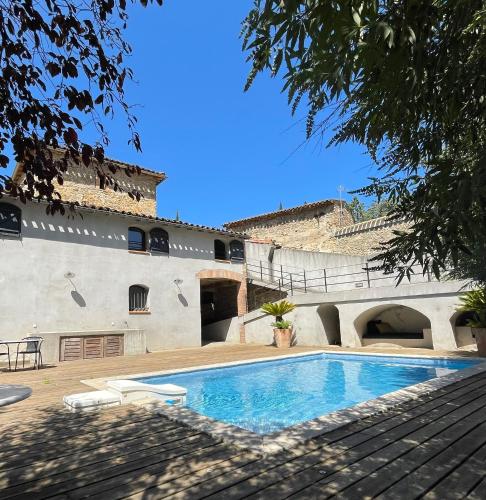une piscine devant un immeuble dans l'établissement La Tuilerie du Bazalac, à Trèbes