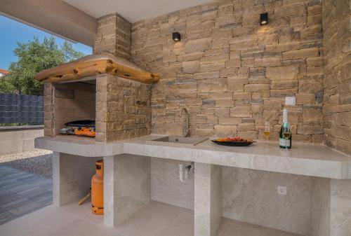 Dapur atau dapur kecil di Villa Lusarci with pool