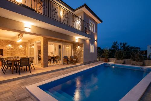 Kolam renang di atau dekat dengan Villa Lusarci with pool