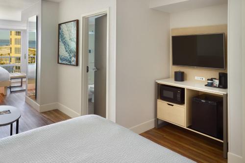 Телевизор и/или развлекательный центр в SpringHill Suites by Marriott Pensacola Beach