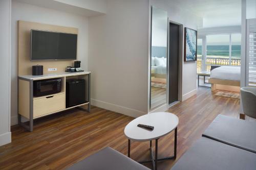 Кухня или мини-кухня в SpringHill Suites by Marriott Pensacola Beach

