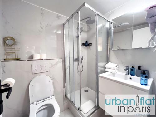 une salle de bain avec une douche, des toilettes et un lavabo dans l'établissement Urban Flat 179 - Pretty Loft Montorgueil, à Paris