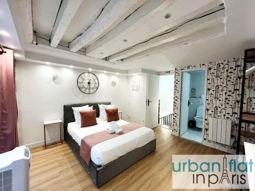 une chambre avec un grand lit dans une pièce dans l'établissement Urban Flat 179 - Pretty Loft Montorgueil, à Paris