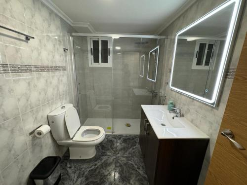 um banheiro com vaso sanitário, pia e chuveiro em Barbastro Salou em Salou