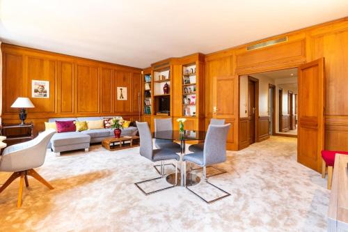 un salon avec une table et des chaises dans l'établissement Paris 8 Elegant appartement familial, à Paris