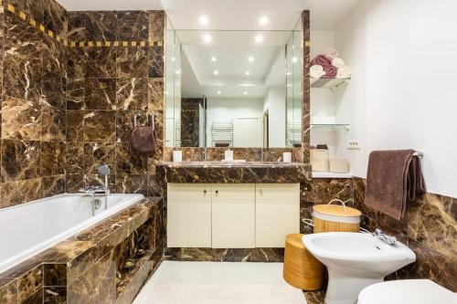 une salle de bain avec une baignoire, des toilettes et un lavabo dans l'établissement Paris 8 Elegant appartement familial, à Paris