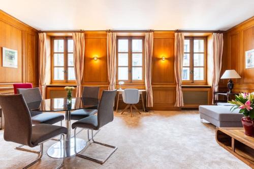 un salon avec une table et des chaises dans l'établissement Paris 8 Elegant appartement familial, à Paris