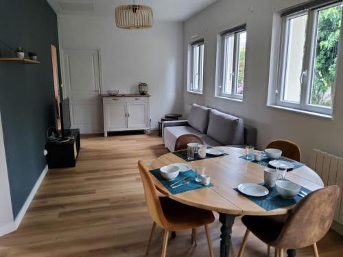 un salon avec une table et un canapé dans l'établissement La blanche école, à Rochefort-sur-Loire