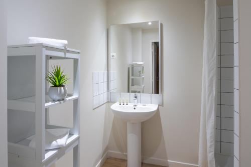 Bilik mandi di Capucine Cosy Appart Hôtel 3 étoiles