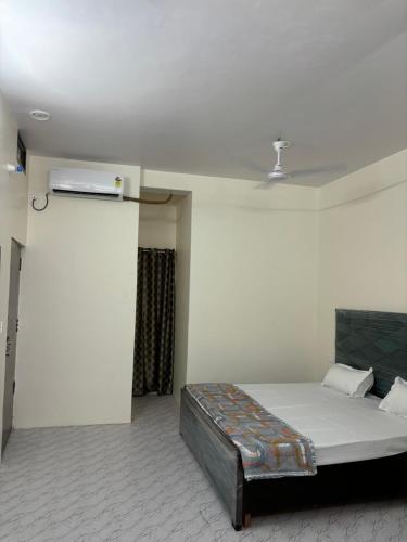 a bedroom with a bed and a ceiling at Pipewalas house in Varanasi