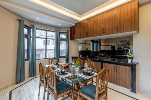 Kuchyň nebo kuchyňský kout v ubytování Alaya Stays 4BHK Pvt Plunge Pool & Garden - Pine Melody