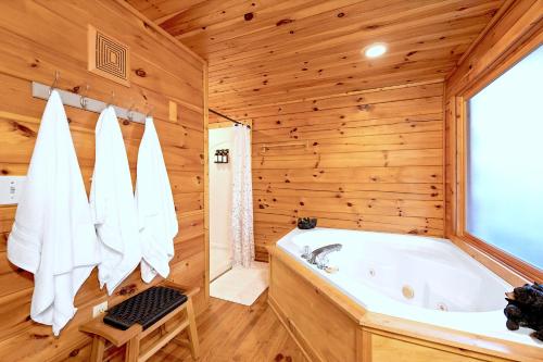 Fotografie z fotogalerie ubytování Peaceful Forest Cabin - Hot Tub, Relax & Explore v destinaci Sevierville