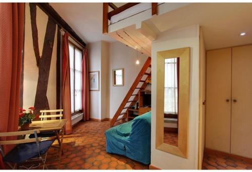 une chambre avec un escalier et un salon dans l'établissement Studio convivial à Paris, 30 m² avec vue sur la ville, à Paris