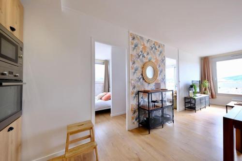 - un salon avec un miroir et une chambre dans l'établissement Rouen Hypercentre - Seine en vue, à Rouen