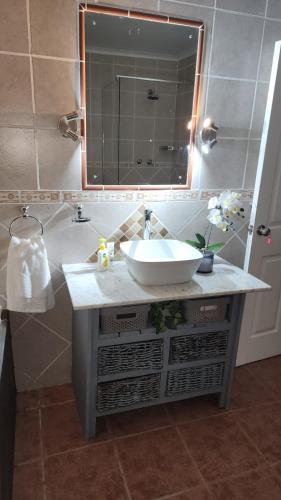 Bilik mandi di Tswenyane Kruger Riverview Apartment 1&2