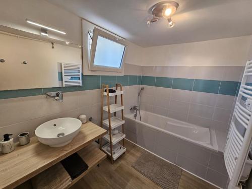 une salle de bain avec un lavabo et une baignoire dans l'établissement Studio proche de la mer, à Hyères