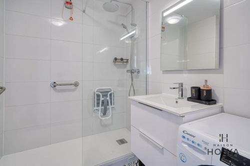 une salle de bain blanche avec une douche et un lavabo dans l'établissement Le Saphir - Proche Château de Versailles - 346B, à Versailles