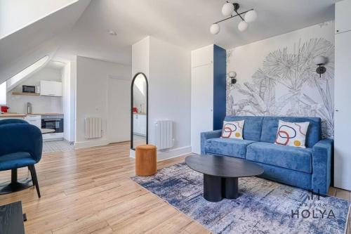 un salon avec un canapé bleu et une table dans l'établissement Le Saphir - Proche Château de Versailles - 346B, à Versailles