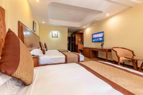 Łóżko lub łóżka w pokoju w obiekcie Mbale Resort Hotel