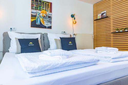 a white bed with towels on top of it at SMS-Homes I Auszeit in der Altstadt in Landsberg am Lech