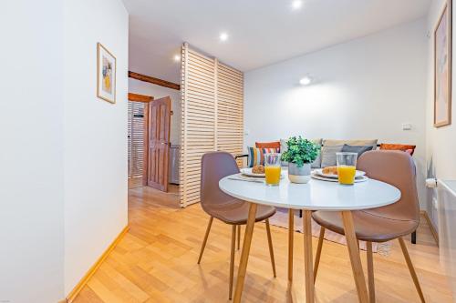 a dining room with a white table and chairs at SMS-Homes I Auszeit in der Altstadt in Landsberg am Lech