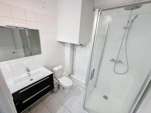 une salle de bain avec toilettes, lavabo et douche dans l'établissement Central 1 bedroom Riouffe 206 2 mins from Palais, à Cannes