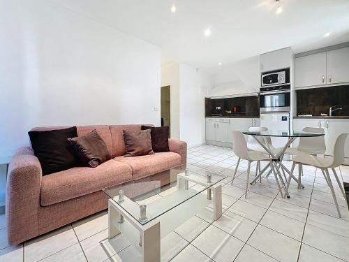 un salon avec un canapé et une table dans l'établissement Central 1 bedroom Riouffe 206 2 mins from Palais, à Cannes