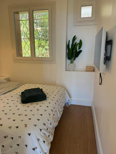 une chambre avec un lit avec un sac dessus dans l'établissement Le balcon de la Rade, à Cassis