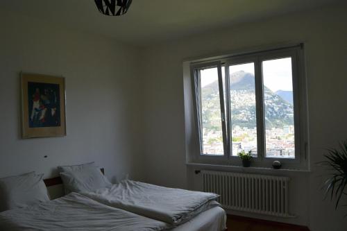 Giường trong phòng chung tại A Jump into Lake Lugano